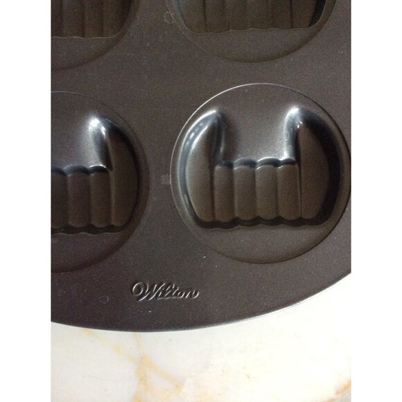 Wilton Dracula Vampire Fangs 6-Cavity Cookie NonStick Halloween Cake Pan - Picture 2 of 3